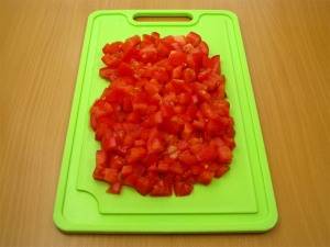 Моем помидоры в холодной воде, режем на небольшие кусочки. 