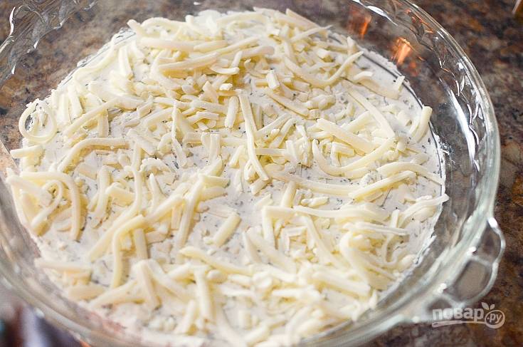 1. Сливочный сыр перетрите с травами и выложите в посуду для микроволновки. Сверху натрите половину пармезана и твёрдого сыра.