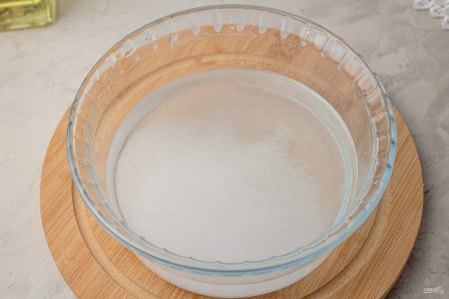 В подходящую посуду налейте кипяченую воду комнатной температуры, добавьте соль и сахар. Тщательно перемешайте, чтобы они растворились.