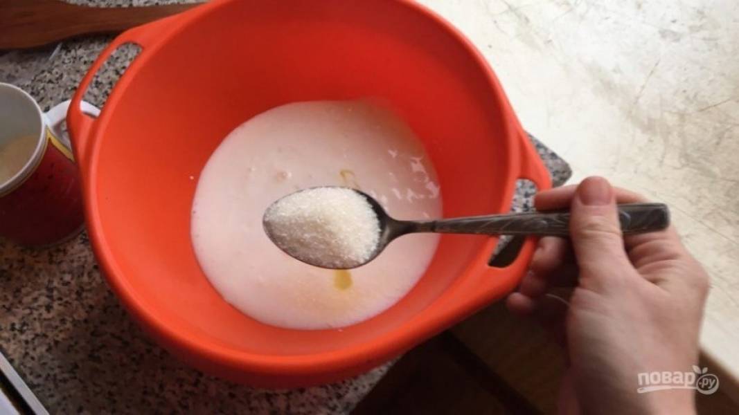 3.	Введите соль, соду, сахарный песок, муку. Перемешайте все содержимое миски.