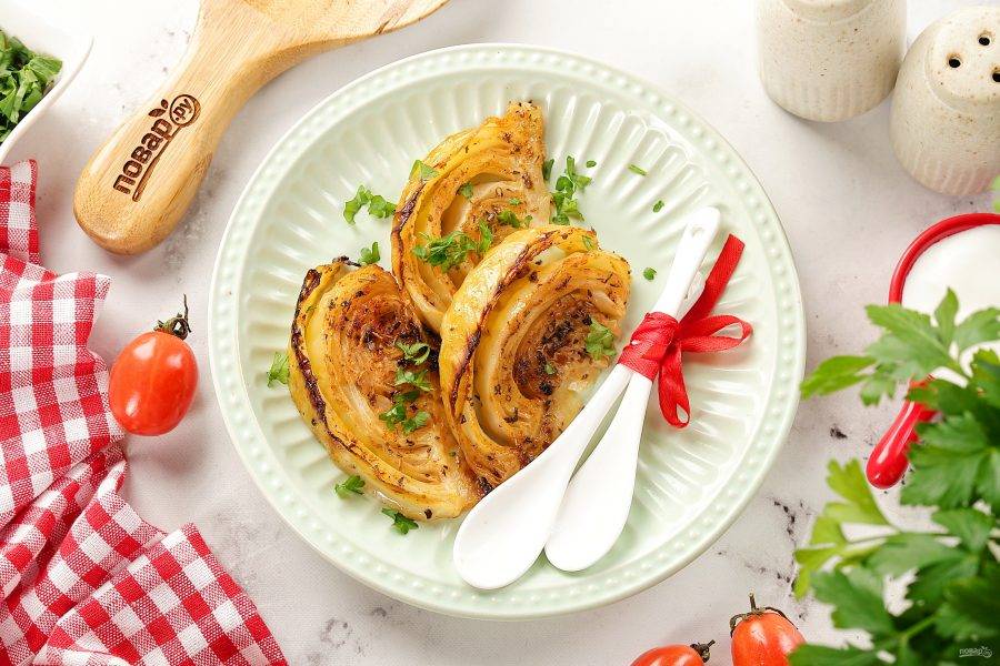 Подавать можно в горячем или тёплом виде, присыпав зеленью. Нам очень вкусно со сметаной, но можете дополнить капусту другим подходящим соусом. Приятного аппетита!