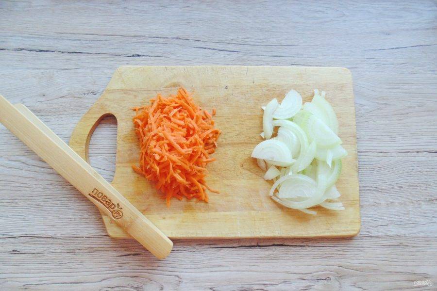 Морковь и лук очистите и помойте. Морковь натрите на тёрке, лук нарежьте полукольцами.