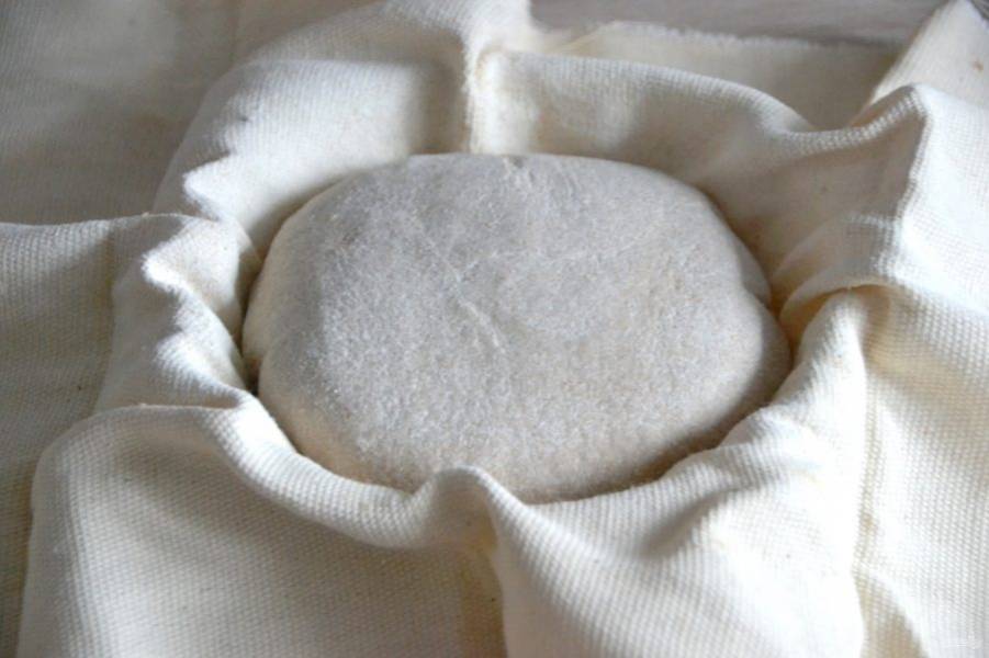 Выложите заготовку хлеба в корзину для расстойки или в миску, застеленную тканью, в которую необходимо вбить муку, чтобы тесто не прилипло. Накройте заготовку концами ткани. Оставьте в таком виде на 1 час.