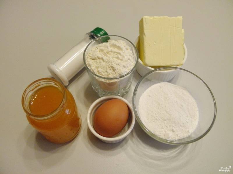 Приготовьте продукты для печенья. Масло сливочное заранее достаньте из холодильника, но не топите, оно должно быть просто мягким.