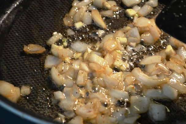 Слегка обжарьте лук на оливковом масле, затем добавьте чеснок и тимьян. 