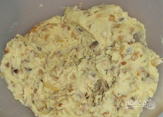 Сварим картофель, добавим молоко и приготовим пюре. Смешаем картофельное пюре с луком и грибами.