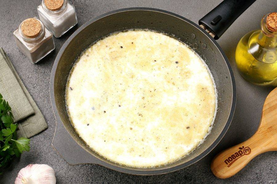 Затем тонкой струйкой влейте молоко, перемешайте и доведите до кипения. Отрегулируйте готовый соус на соль, по желанию добавьте молотый перец.