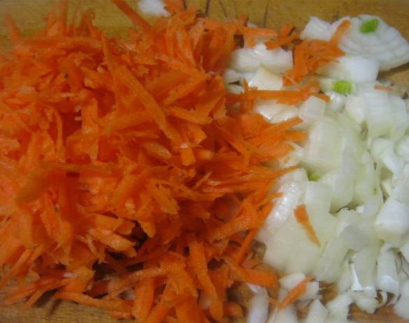 2. Лук и морковь измельчаем. Добавим к гороху через час. В это же время закладываем хорошо промытые ребра. 