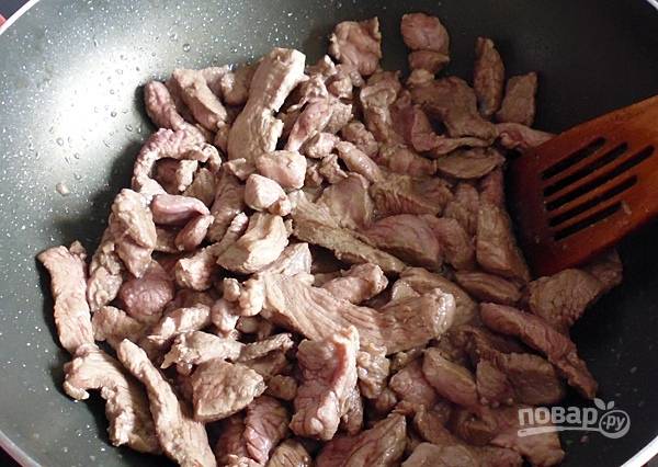 На разогретую сковороду влейте масло и обжарьте мясо до золотистой корочки. Когда мясо обжарится, достаньте его из сковороды и сложите в отдельную посуду.