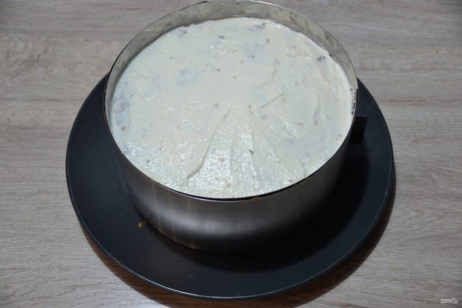 Смажьте кремом верх торта, поставьте в холодильник для пропитки и стабилизации на 2-3 часа (можно на ночь).