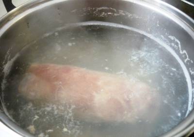 Рецепт чечевичного супа с говядиной с фото:
1. Мясо тщательно промываем. Ставим на огонь кастрюлю с водой и ждем, когда закипит, после чего добавляем мясо. Ждем закипания и делаем средний огонь, на котором варим наше мяско в течении 30-40 минут.