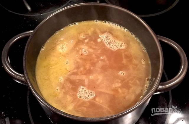 8.	Добавьте по вкусу соль и перец к супу. Разлейте суп по тарелкам.