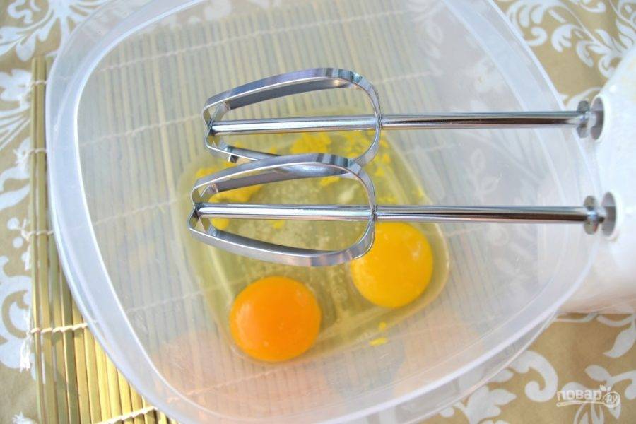 3.	Взбейте яйца с горчицей миксером в течение 1 минуты.