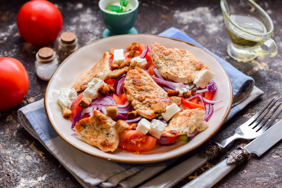 Греческий салат с сухариками и курицей