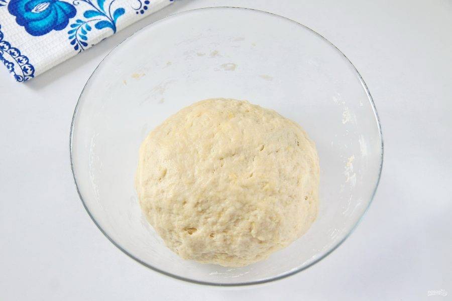 5. Замесите мягкое и чуть липкое тесто. Если необходимо можно в процессе добавить немного муки.
