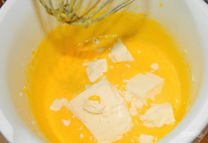 В чаше взбейте желтки с сахаром. Добавьте 100 грамм творога, ванилин.