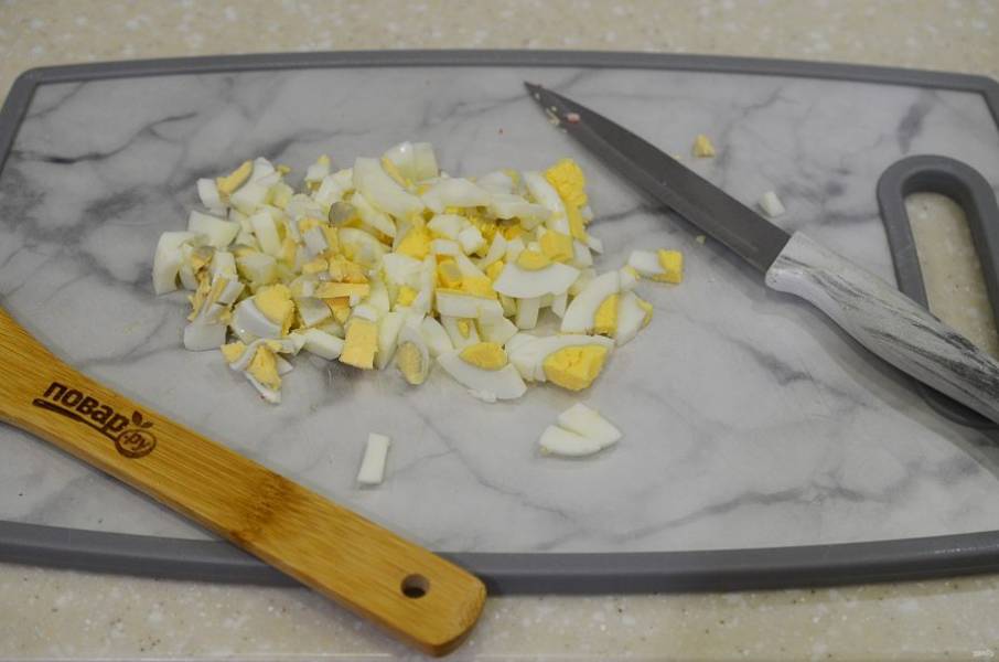 3. Яйца почистите и нарежьте кубиком.