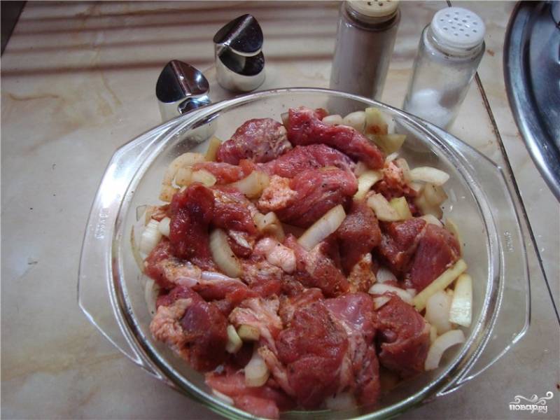 Мясо порезать на кусочки сложить в миску. Хорошо посолить,добавить специи и 1 головку лука. Мясо хорошо помять руками.