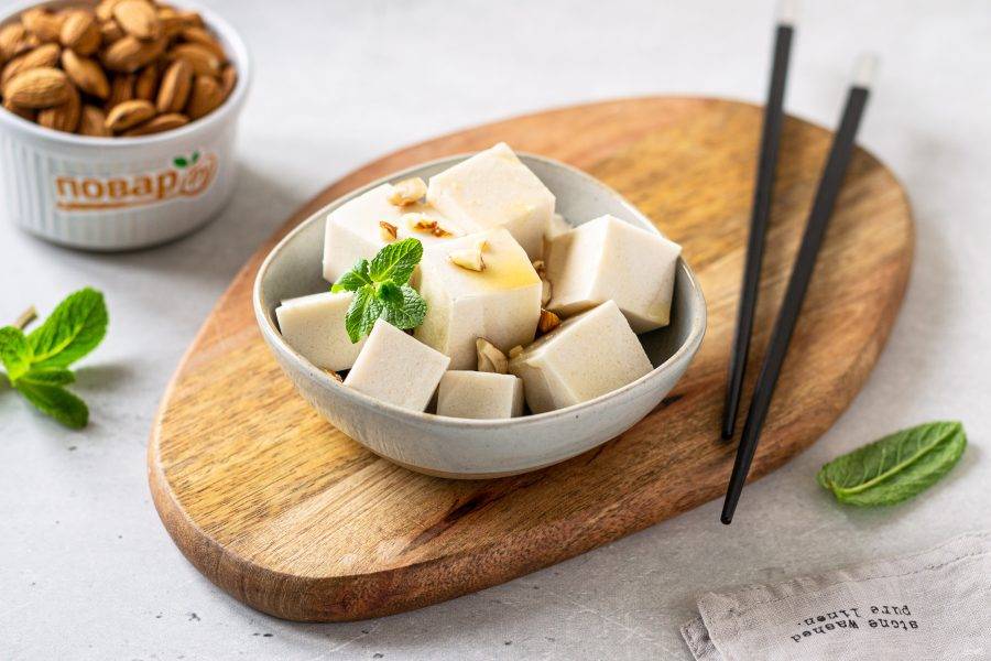Перед подачей нарежьте миндальный тофу кубиками и полейте сиропом. Приятного аппетита!