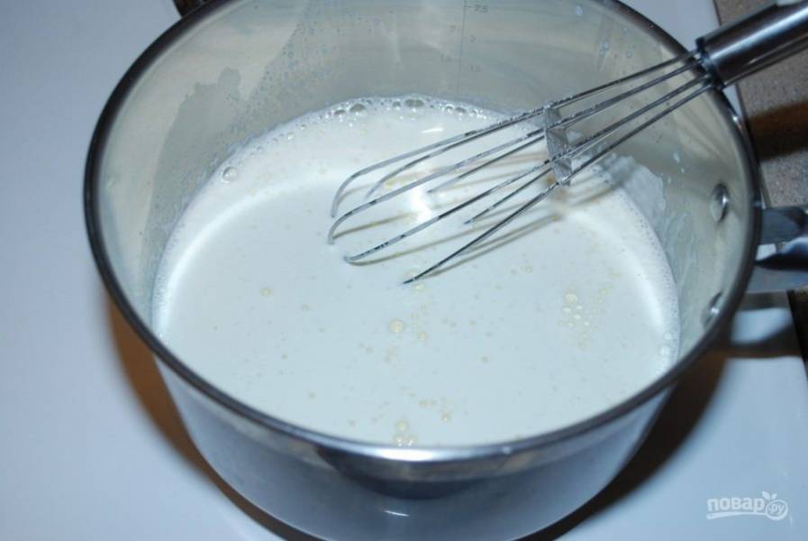 4. В отдельной посуде молоко доведите до кипения. Тонкой струйкой добавляйте яичную смесь, не переставая мешать до однородного состояния, прокипятите смесь 1-2 минуты. Разделите готовую смесь на две равные части.