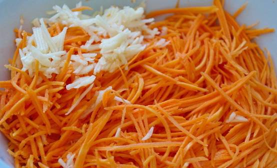 3. Параллельно подготовьте остальные ингредиенты: очистите и натрите морковь, чеснок пропустите через пресс или натрите на терке. 