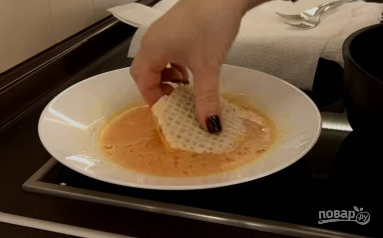 6.	Вафельный корж окунаете в яичный кляр с двух сторон и выкладываете на разогретую сковороду.