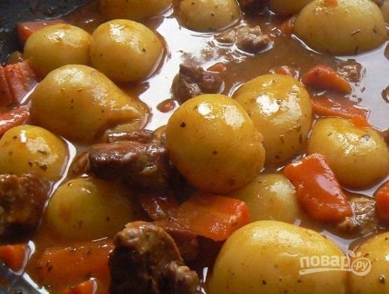 И готовим наше жаркое до мягкости картофеля. Если вам не нужно много соуса в блюде, можно приоткрыть крышку — и пусть лишняя жидкость испарится.