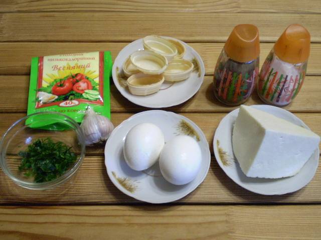 1. Приготовим продукты для закуски с сыром и чесноком.
