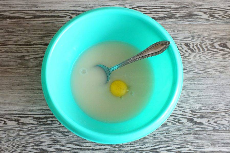 Добавьте яйцо. Тщательно размешайте, чтобы продукты соединились.