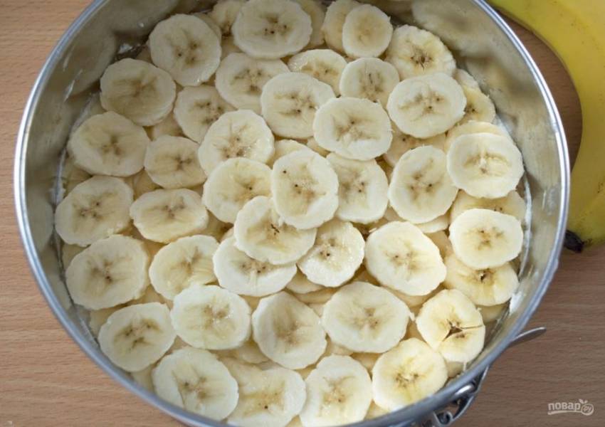 7. Распределите по поверхности нарезанные бананы, один оставьте для украшения торта.