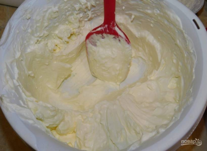 Для крема взбейте сливки с сахарной пудрой. Вмешайте в крем творожный сыр.