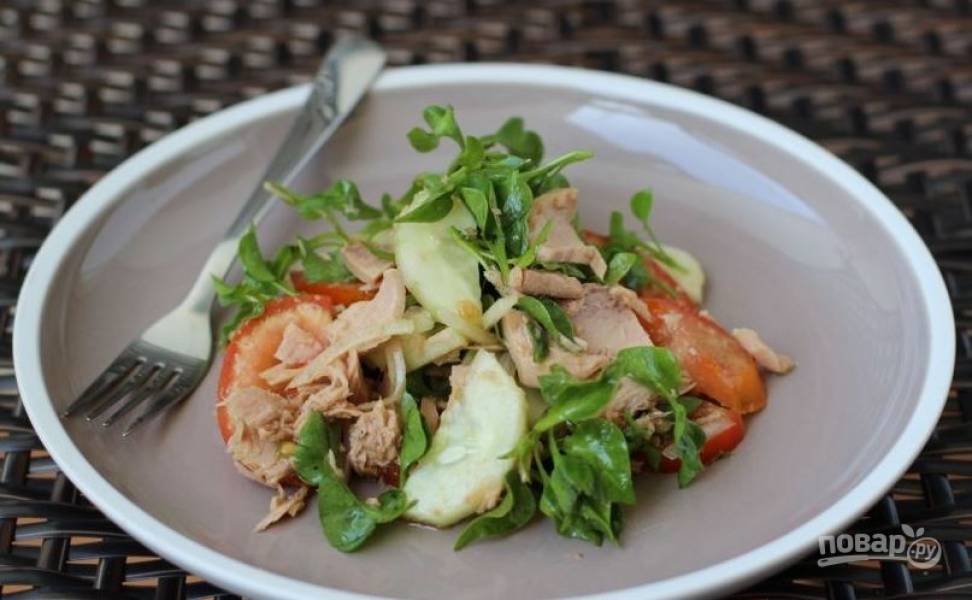 Салат с тунцом, помидорами, яйцом и огурцом простой рецепт пошаговый