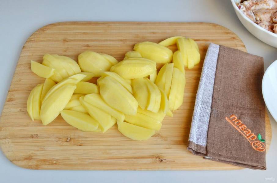 4. Очищенный картофель порежьте на 8 частей, солить не нужно.