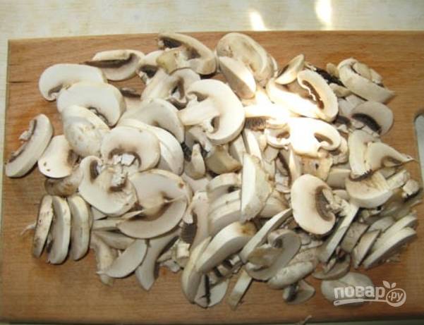 1.	Вымойте грибы, очистите их от кожуры, срежьте край плодоножки, нарежьте их пластинками.