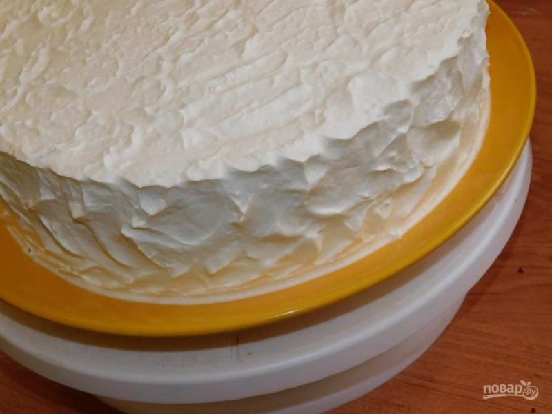 Верх и бока торта обмажьте кремом и украсьте по своему вкусу.