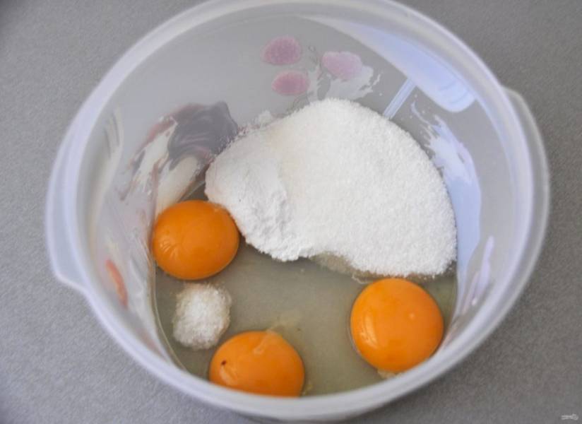 В емкость для взбивания вбейте одно яйцо и 2 желтка, добавьте два вида сахара и соль.