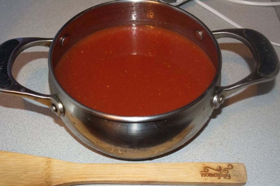 В кастрюлю налейте томатный сок.