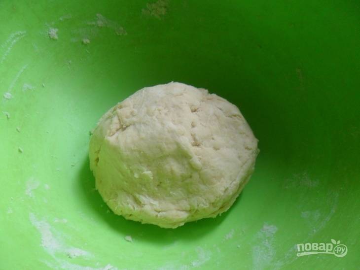 2.	Влейте в миску к маслу и муке молоко, замесите тесто и оберните его в пленку, отправьте в холодильник на полчаса.
