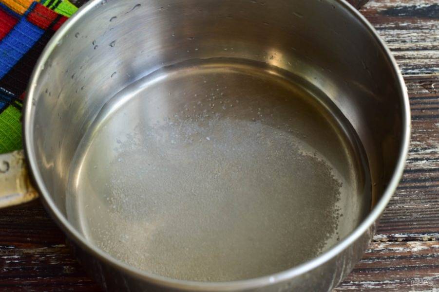 Приготовьте маринад. В ковш влейте воду, добавьте соль, сахар. 