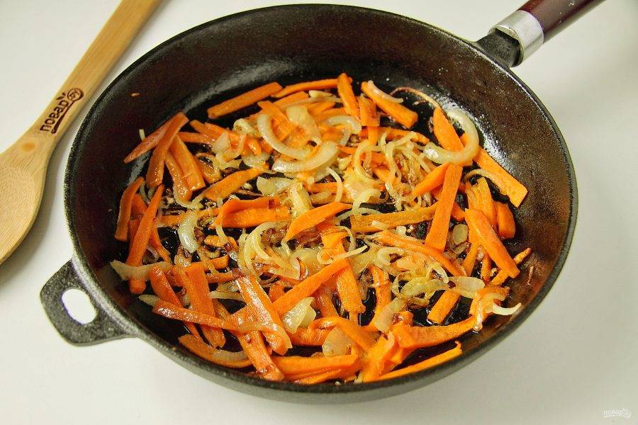 Добавьте нарезанную соломкой морковь и обжарьте овощи до полной готовности.