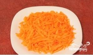Натереть морковку на средней терке