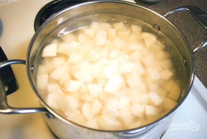 2. Выложите в кастрюлю, залейте водой и поставьте на огонь. После закипания посолите и варите на среднем огне до мягкости картофеля. 