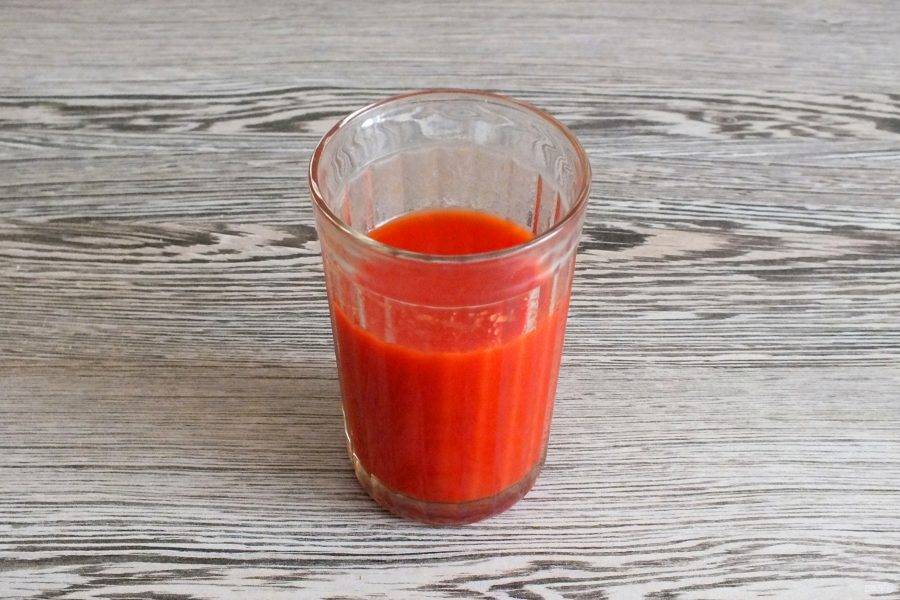 Сделайте соус. В половине стакана воды разведите 2 ст.л. томатной пасты.