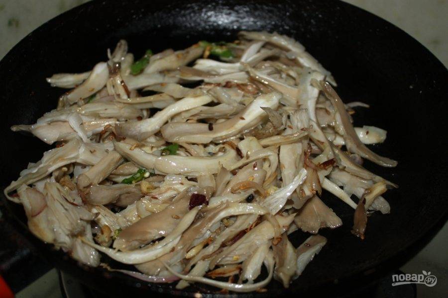 3.	Добавьте в сковороду грибы, обжаривайте их на большом огне 2-3 минуты.