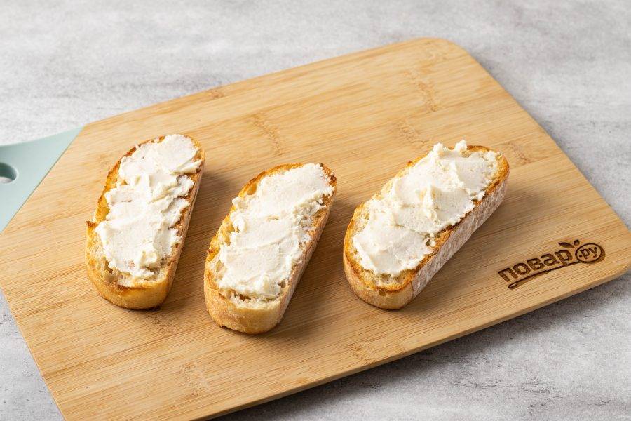 Намажьте хлеб творожным сыром.