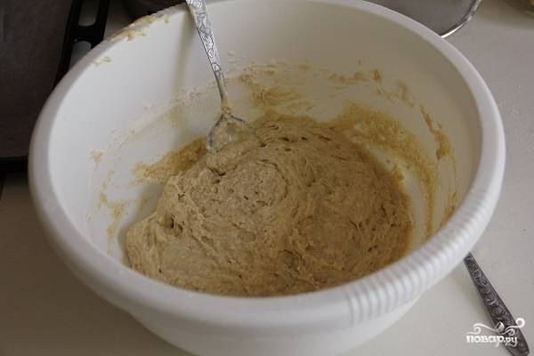 3. Замесите тесто до однородности. Оно не должно быть слишком жидким, так что при необходимости подсыпьте еще немного муки. Жаропрочную форму смажьте сливочным маслом. 