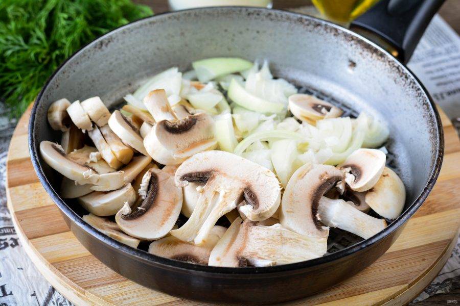 Промытые грибы нарежьте пластинками, а почищенный лук — четверть кольцами. Выложите продукты на сковороду с разогретым маслом.