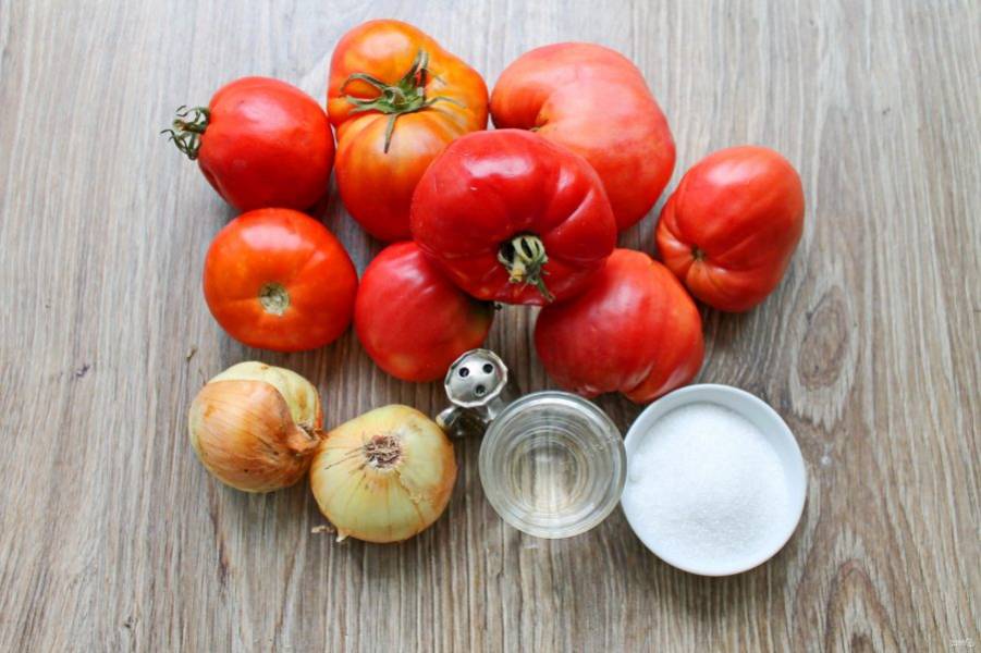Подготовьте все необходимые ингредиенты для приготовления томатной пасты.