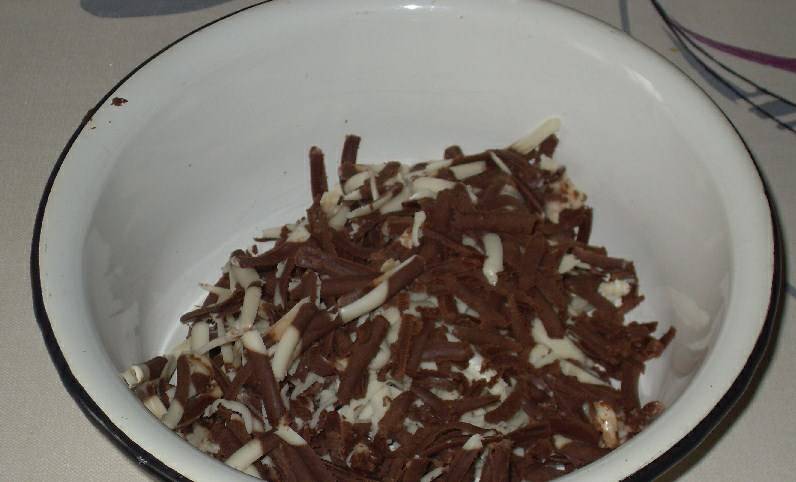 Если делаете начинку: натрите шоколад, растопите со сливочным маслом на водяной бане.
