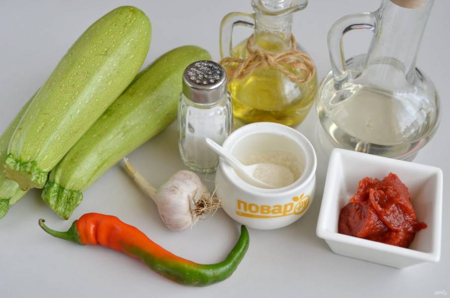 1. Подготовьте продукты. Вымойте кабачки, очистите чеснок и перец.
